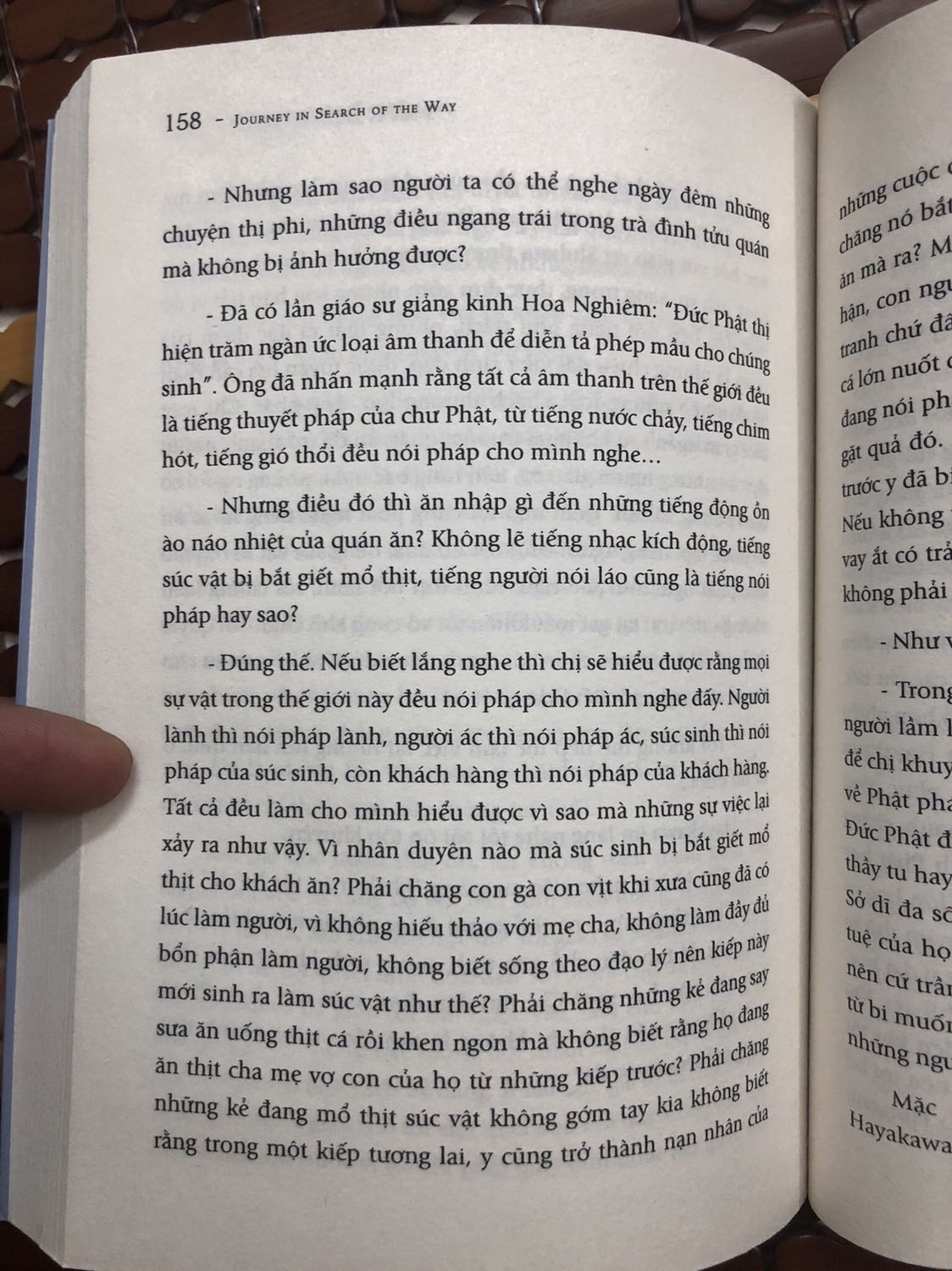 Chỉ có đọc sách Phật giáo là ít nhơi nhất, 1 cuốn xong 1 cuốn! Tuy nhớ ko nhiều nhưng những cung bậc cảm xúc trải nghiệm được trong lúc đọc đã là 1 thành quả rồi. Có còn hơn không!

Không hiểu sao mình đặc biệt thích cái mùi và cái màu của những cuốn sách chất lượng kiểu này, hơi hơi ngả vàng, không quá trắng toát, bóng bẩy và cứng cáp như những cuốn sách khác...