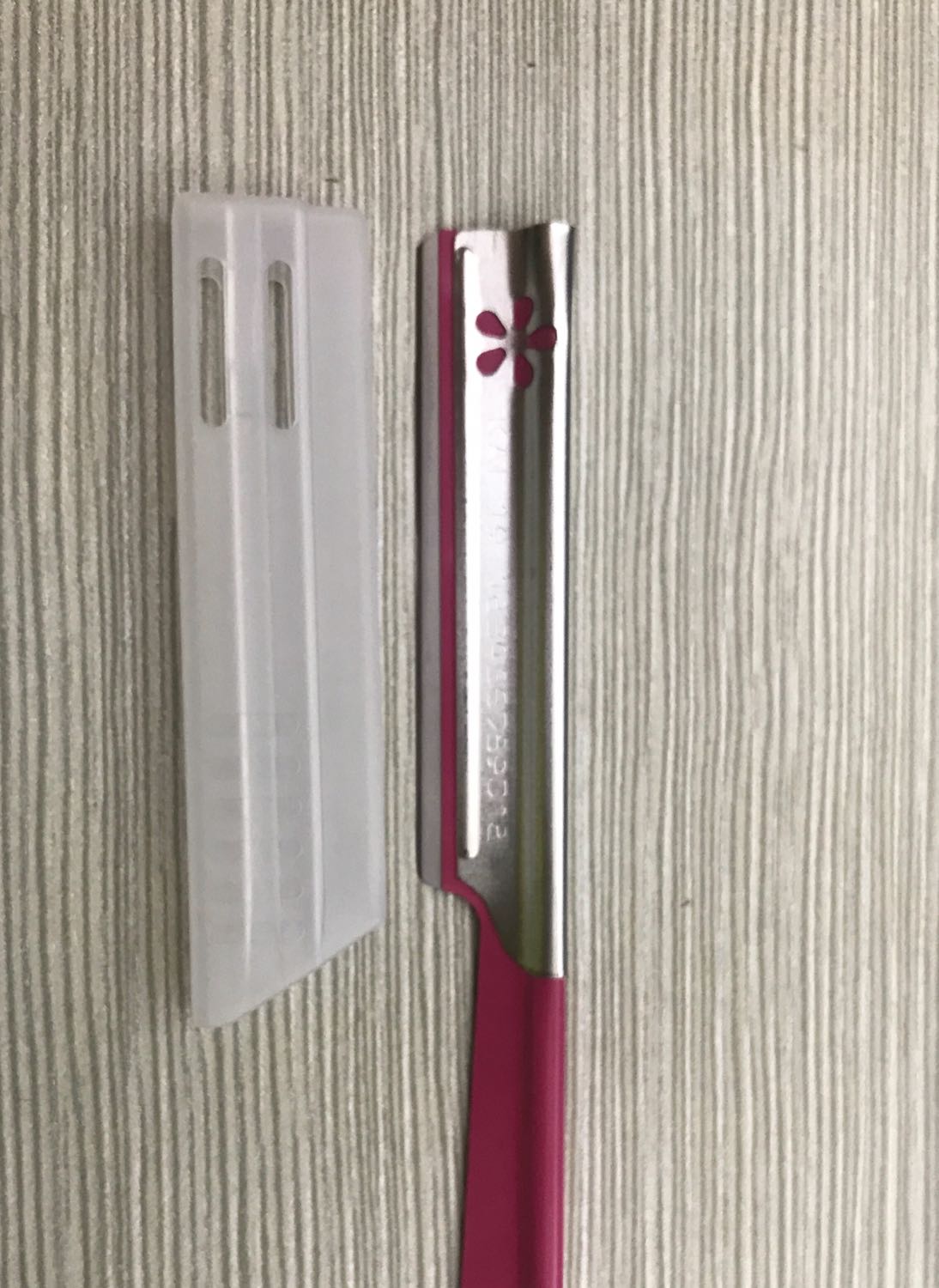 Khá bén, sản phẩm đúng mô tả, vận chuyển nhanh. 
Điểm trừ: nắp đậy với lỗ trống hơi hớ hênh làm mình đứt tay =.=