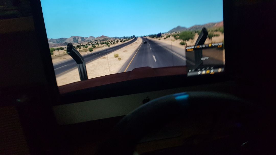Hàng chính hãng, hơi khó cài để đua xe cho iMac nhưng mày mò 2 ngày rồi cũng xong. Chơi game Euro Truck và DiRT Rally xuất sắc luôn, xe chạy qua ổ gà, vô lăng cũng rung theo như thật, chạy xe đầu kéo vòng quanh Châu Âu đồ họa như thật. Tóm lại xứng đáng để mua.
