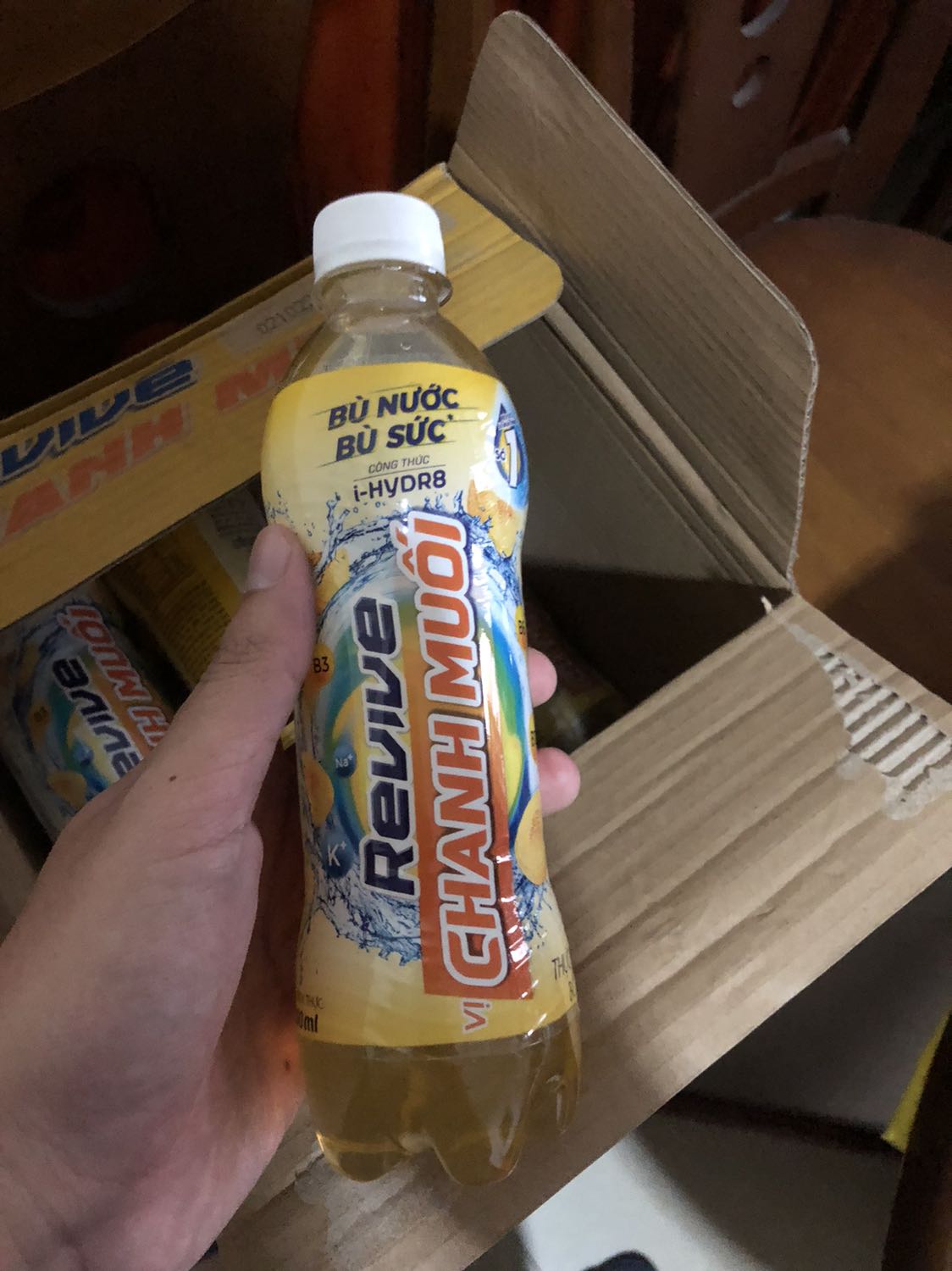 Giao hàng nhanh. Áp voucher nên giá khá rẻ so với ở ngoài tạp hoá. Nên mua mang theo uống khi tập thể thao, chạy bộ,…