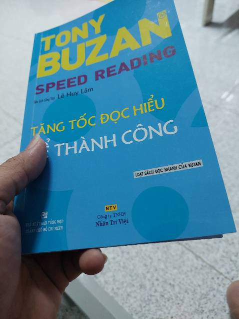 1 quyển sách k có giá trị với người đọc, vì:
- Tác giả k dạy cụ thể 1 phương pháp nào cả, mà chỉ nói chung chung....trên đời có vài phương pháp nư vậy (ví dụ lướt bút trên vài dòng).
- Đang ở cuốn này mà tác giả lại dẫn dụ người đọc chạy qua cuốn khác để xem chi tiết. Kiểu như chim mồi để bán được nhiều hơn.

Tóm lại là KHÔNG NÊN MUA. Bạn  nào muốn đọc thì để số *** lại, mình tặng.

Quyển này có hơn 100 trang, mình đọc trong 4 tiếng.