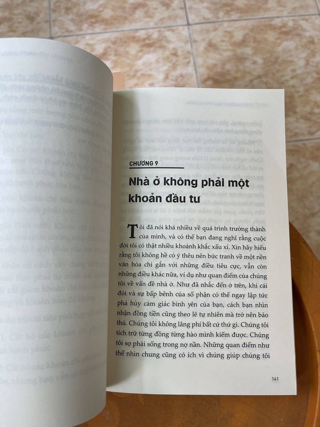 Trước hết là sách giao nhanh. Thứ hai là sách mới đẹp mắt. Thứ ba về nội dung thì sách nói về cách thức quản lý tài chính, cách kiếm tiền từ tài chính đang có và mô hình hoạt động tài chính ở Mỹ như thế nào. Tác là là người Mỹ gốc á nên sẽ có những cách quản lý tài chính và phát triển tài chính khá giống người Việt Nam mình. Nên đọc để hiểu thêm sâu hơn, dù đôi lúc có hơi khó hiểu 1 chút với người còn mới tiềm hiểu về tài chính. Đáng đọc thử.