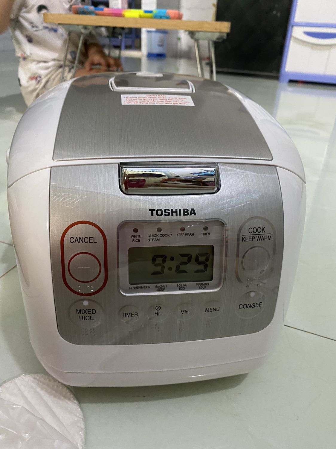 Nồi đẹp nấu cơm, nấu cháo, nấu gạo lứt oki ko chê đc. Nhưng riêng chức năng làm bánh bông lan thì ko used đc, tui đã thử công thức và cách làm đó với lò nướng thì bánh oki mà cho vô nồi cơm điện dù chế độ banking hay Cook hay quick cook đều fail hết, bánh ko thể nở đc. Nướng bánh mỳ và ủ bột thì oki, tôi đang thắc mắc sao nướng bông lan ko được! Nồi mới mua nên cũng hơi buồn chút, mong tiki giải đáp giúp tôi. Về hình thức nồi thì oki đẹp và chỗ cắm điện chắc chắn chứ ko như mn phàn nàn là lỏng lẻo! Nồi này mà nướng bánh bông lan oki nữa thì hoàn hảo ấy, chắc là nồi bị lỗi rồi :( Nồi đẹp nấu cơm, nấu cháo, nấu gạo lứt oki ko chê đc. Nhưng riêng chức năng làm bánh bông lan thì ko used đc, tui đã thử công thức và cách làm đó với lò nướng thì bánh oki mà cho vô nồi cơm điện dù chế độ banking hay Cook hay quick cook đều fail hết, bánh ko thể nở đc. Nướng bánh mỳ và ủ bột thì oki, tôi đang thắc mắc sao nướng bông lan ko được! Nồi mới mua nên cũng hơi buồn chút, mong tiki giải đáp giúp tôi. Về hình thức nồi thì oki đẹp và chỗ cắm điện chắc chắn chứ ko như mn phàn nàn là lỏng lẻo! Nồi này mà nướng bánh bông lan oki nữa thì hoàn hảo ấy, chắc là nồi bị lỗi rồi :(