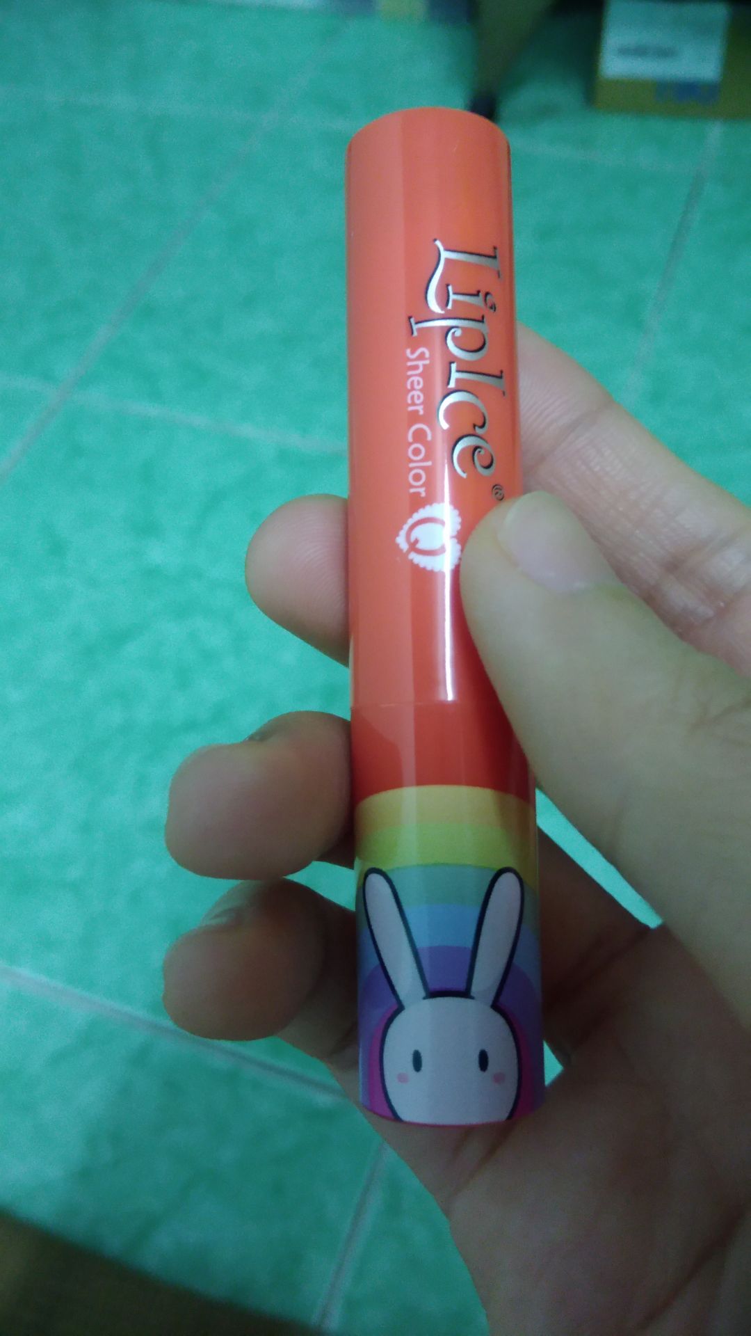 Bao bì xinh, mùi đúng là thơm như quảng cáo. nhưng mình hơi lăn tăn tẹo, son dưỡng nhưng bám màu hơi bị lâu, đeo khẩu trang còn dính ít hơn son màu nữa ấy, tẩy trang phải kĩ nha mấy bạn. mình thấy ko bóng lắm, bôi 1 lúc mới có màu, buồn cái là lên môi mình thành màu hồng, bôi càng nhiều hồng càng tươi, pha chút tím nữa, ko thấy cam đâu, hic