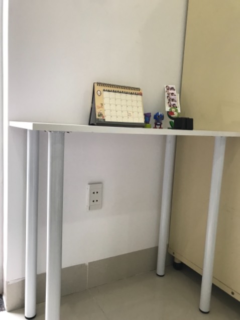 Cái bàn siêu thích luôn ạ, shipper gọi xuống lấy là mình lắp liền. Có mấy cái đen đen đấy thì mình ko biet để lgi :v 
Nói chung giá tiền đi đôi với chất lượng spham lắm nhé. Mình chỉ cần bàn để đồ lên thôi nên đặt bàn kích thước nhỏ.