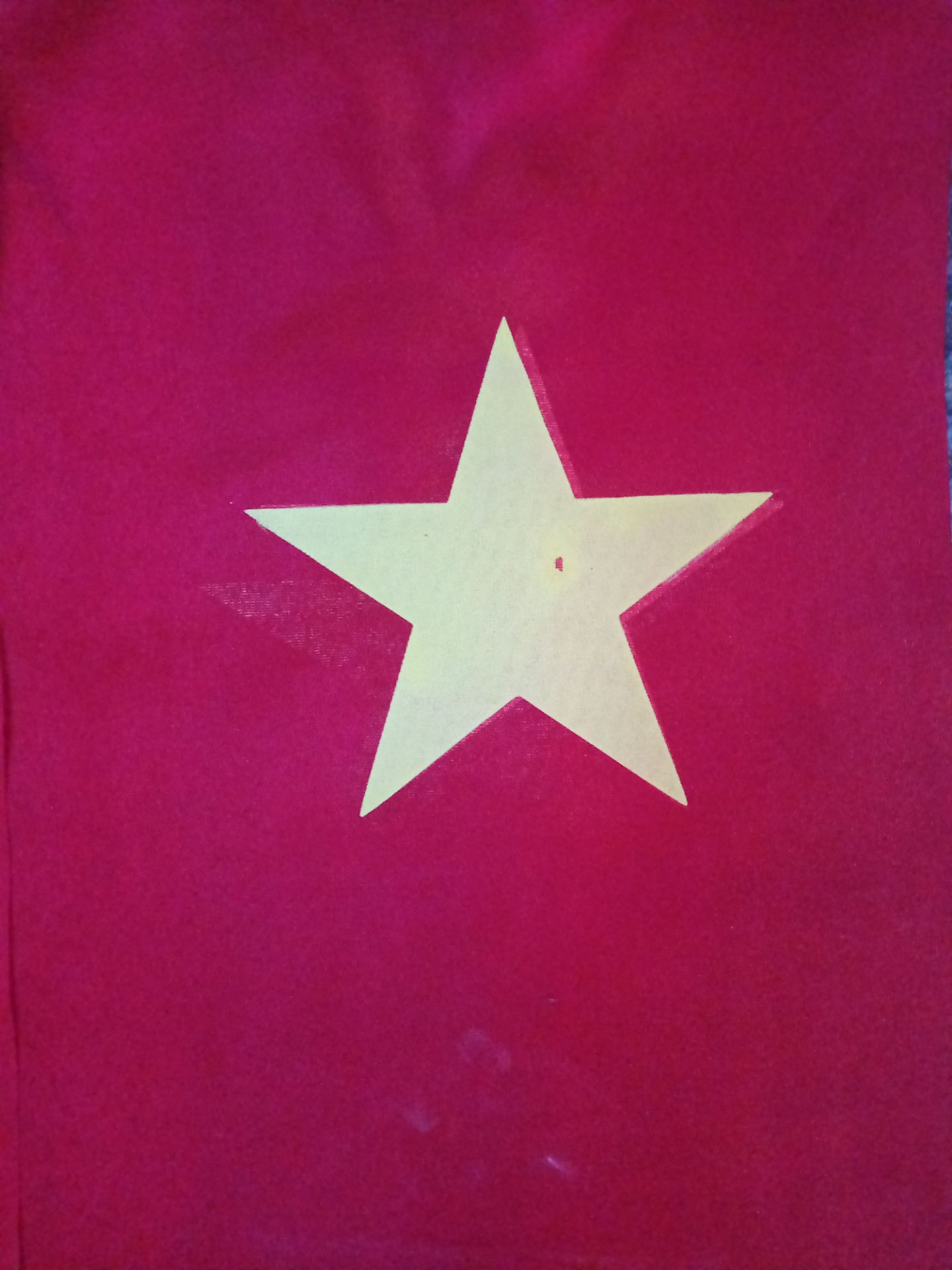 k tiênn xhupj ảnh.giá sách khá là to rôngn.màu sắc đẹp. nhưg k treo dc thì phải. chỉ để dưới chân