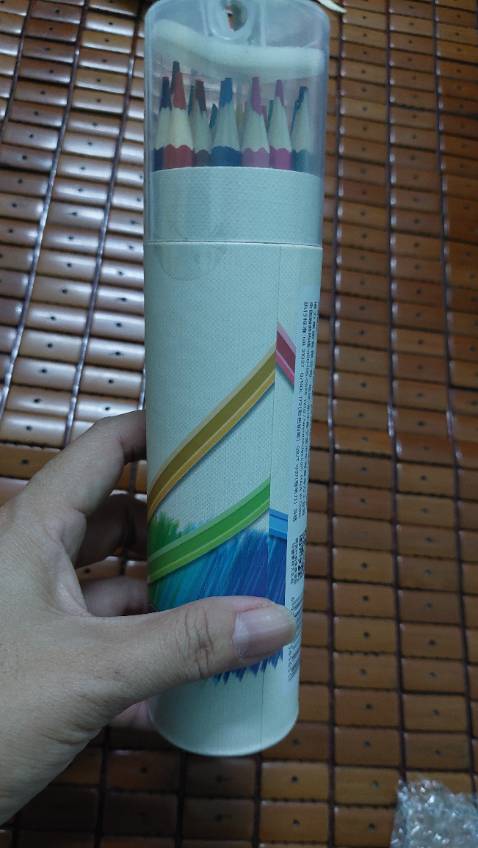 Trên nắp còn có kèm theo 1 cái chuốt viết chì