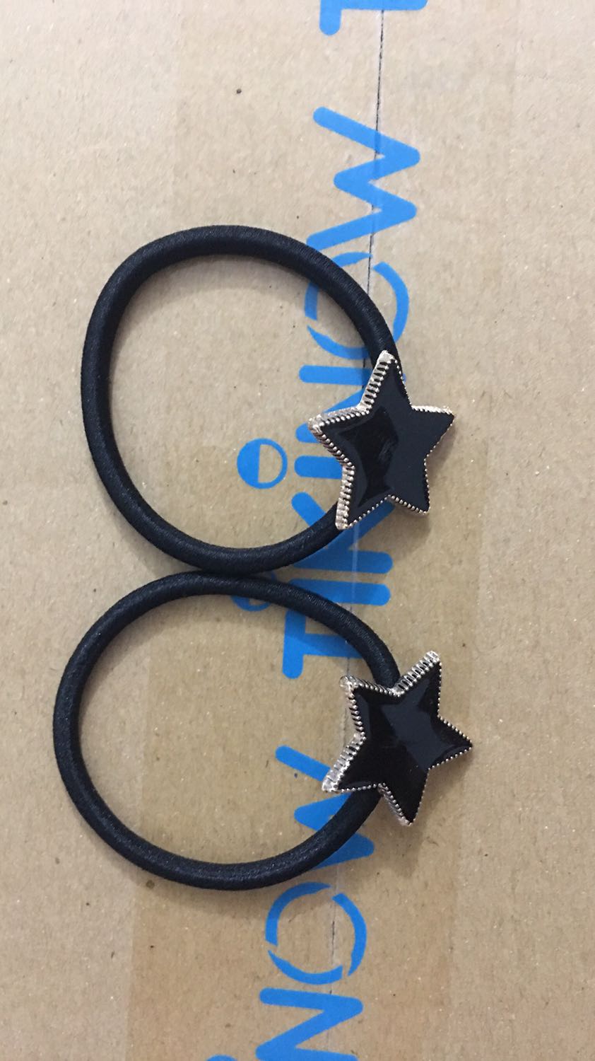 Nói chung dây buộc tóc cũng đẹp, đủ 9 dây cột nhưng shop kiểm ko đủ mẫu cho mình, có 2 mẫu bị trùng nhau. Mà hình như bị trùng mẫu ko thích lắm.