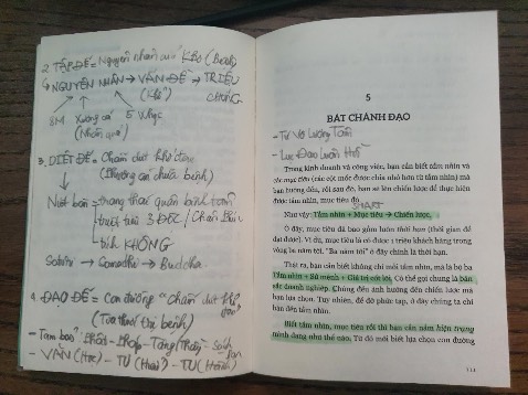 Sống và Làm Việc thế nào để tạo ra giá trị tích cực, phát triển cả về vật chất lẫn tinh thần? Đó là câu hỏi chính mà tác giả Tạ Minh Tuấn đã giải đáp thông qua tác phẩm Khởi Chánh Nghiệp. 

Chánh Nghiệp là một trong những chi phần thuộc Bát Chánh Đạo giúp mỗi người tích lũy những phẩm chất của Phật, một trong những tấm gương "thành công" nhất về tầm ảnh hưởng và giá trị tạo ra trong lịch sử nhân loại. 

Mình thích sách bởi cách tiếp cận khá hiện đại và không ép buộc thực hành những nghi thức rườm ra. Theo chia sẻ của tác giả, học Phật không phải là thuộc làu kinh sách, cúng bái khoa trương mà là học cách sống và thực hành đều đặn để đạt được trạng thái tâm thanh tịnh và an lạc như một vị Phật. 

Và học theo Phật cũng nhất thiết phải tránh xa cuộc sống thực tế, lên núi ẩn cư hay vào chùa đi tu. Nếu phù hợp và có cơ duyên, đó là những điều kiện lý tưởng để rèn luyện Giới - Định - Tuệ. Nhưng hầu hết mọi người tất bật với vòng xoáy mưu sinh thì vẫn có thể tu sửa chính mình ngay trong đời sống, gia đình, công việc,... để đưa "đạo" vào "đời", áp dụng chân lý để sống đời tỉnh thức.  

Mà muốn tỉnh thức thì bắt buộc phải dùng ý thức để soi chiếu và nhận biết trạng thái của thân - tâm trong mọi tình huống, để nhận thấy mọi thứ đều là cơ hội để lĩnh hội bài học và tự do lựa chọn hướng đi cho cuộc đời. Sẽ là bớt đi tham ái, sân hận, mê mờ để tiến hóa tâm thức hay bị bao phủ bởi bóng tối của vô thức nên cứ mải bế tắc giữa muôn vàn vai trò trong cuộc sống. 

Với mình, Khởi Chánh Nghiệp tựa như một quyển "Phật Pháp" vỡ lòng, dùng những ngôn từ đơn giản, hợp thời cùng kinh nghiệm kinh doanh thực tế, trải nghiệm cuộc sống dày dạn để giúp mọi người hiểu hơn về lời dạy cách đây hơn 2500 của Đức Phật và khởi đầu sự nghiệp, sự sống chân chánh trên nền tảng tâm linh và đạo đức. 

Lưu ý nhỏ về sách là sẽ đôi chút khó hiểu và hoang mang nếu bạn chưa có tiếp xúc hoặc tìm hiểu sơ qua các thuật ngữ trong Phật Pháp. Bạn có thể vừa đọc, vừa tìm thêm các nguồn thông tin khác để đào sâu và thấm nội dung sách hơn. 

Bên cạnh đó, những giải pháp mà tác giả chia sẻ đều rất dễ hiểu, dễ làm, phù hợp với cuộc sống thường nhật nhưng không thuộc dạng "mì ăn liền", làm là thấy kết quả ngay. Mỗi người, đội nhóm hay doanh nghiệp cần tinh tấn áp dụng, phản tỉnh và cải tiến liên tục để thấy được giá trị thực sự.
