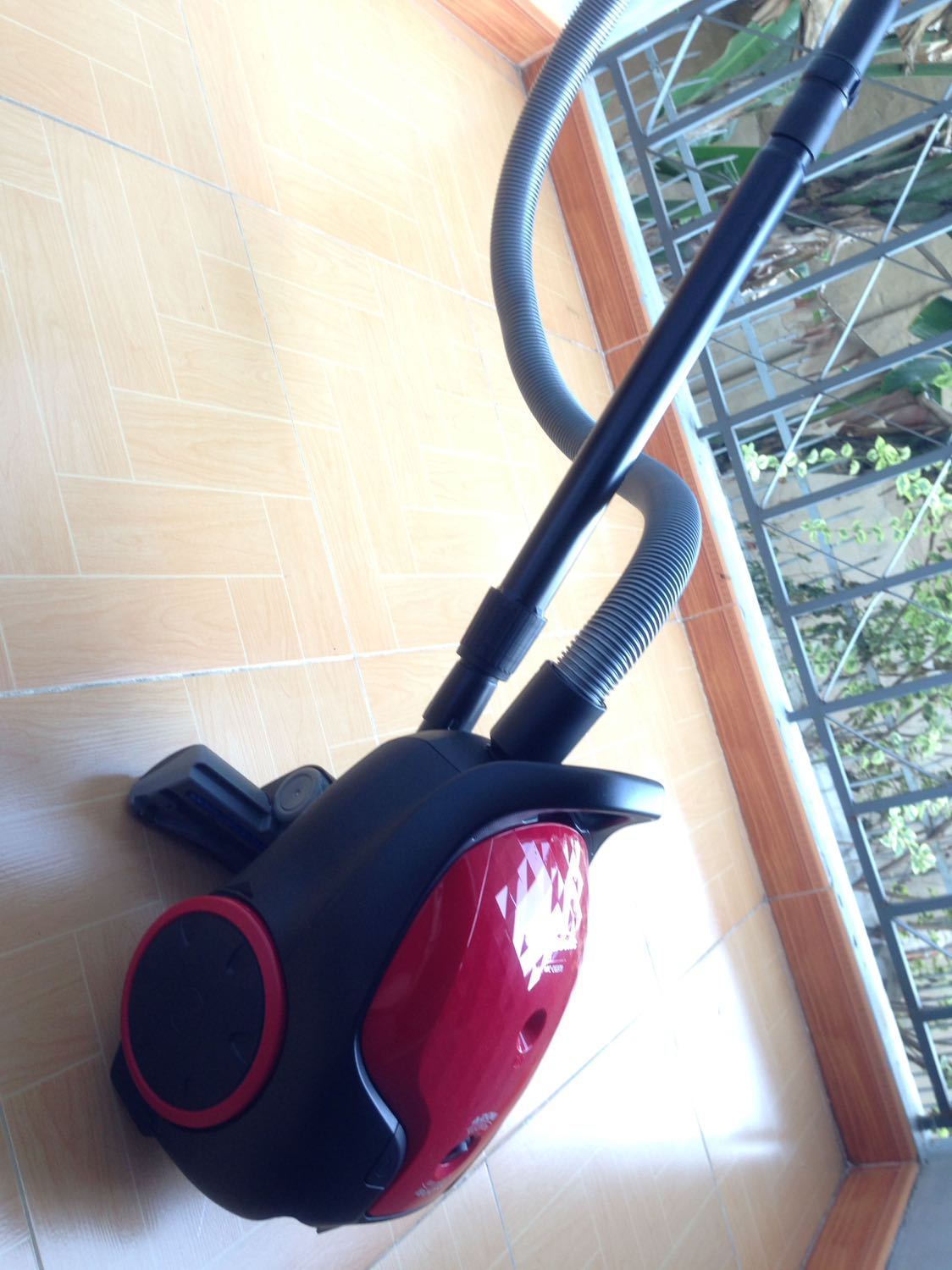 Đúng như tên gọi của dòng sản phẩm: nhẹ và mạnh mẽ. Máy có trọng lượng nhẹ hơn các dòng panasonic trước đây, công suất cũng cao hơn. :)