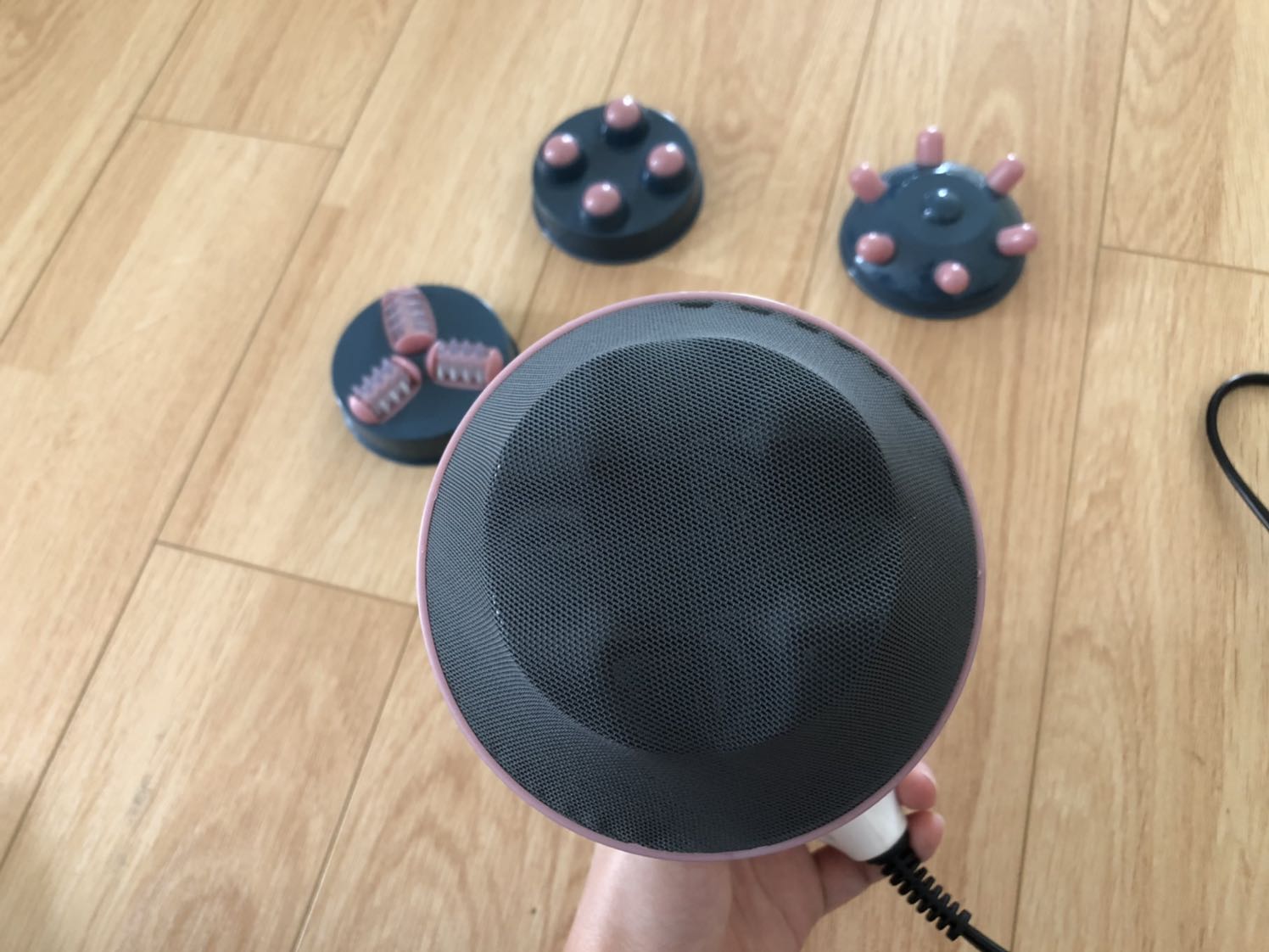 Rung mạnh, màu sắc trang nhã, có đèn hồng ngoại, thay đầu dễ dàng. Dây dài