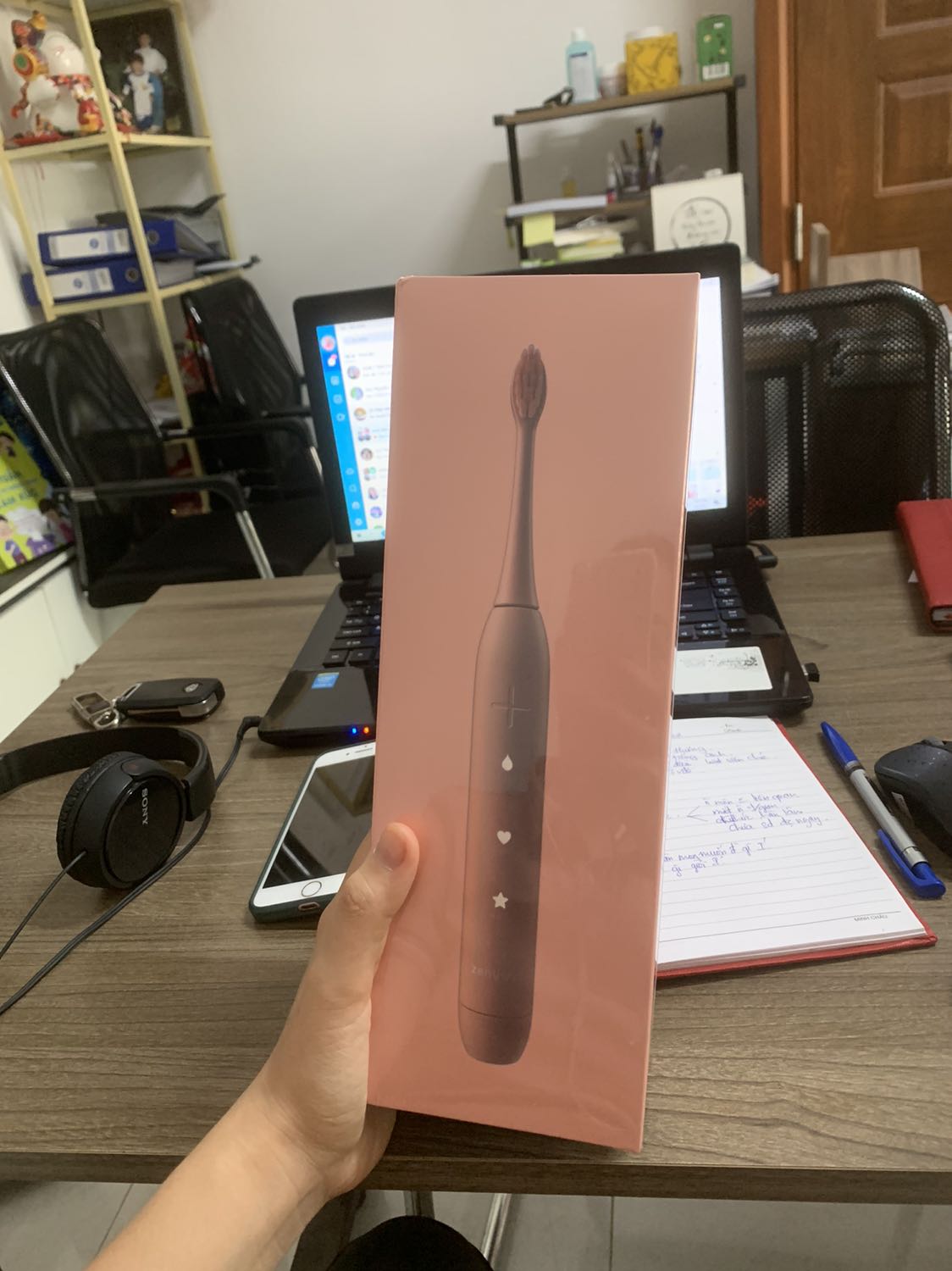 Giao hàng nhanh, hộp đẹp xịn xò chính hãng, có app theo dõi bảo hành, mình đi tặng nên ko được xài nên chưa biết mềm mịn như nào. Hi vọng là ổn :)))