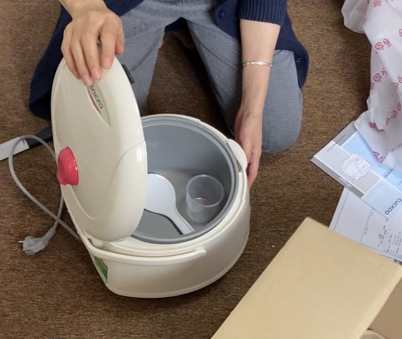 Phần nhựa bên ngoài nhìn ko được chắc chắn, dây điện liền ko tháo ra được rất rườm rà, lại ko có cái hứng nước khi mở lắp, ruột nồi cơm thì mỏng và nhẹ, ko ưng cho lắm.