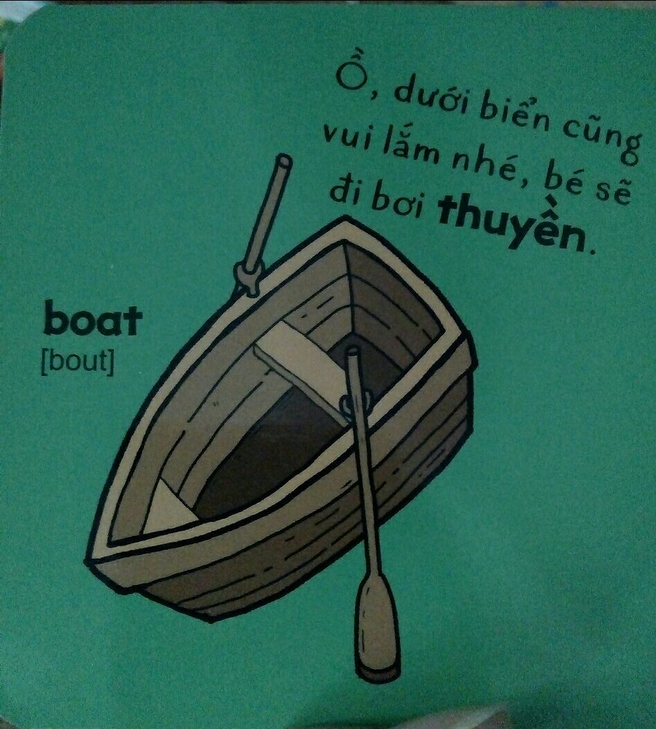 Sách đẹp, trang sách rất cứng cáp, trẻ nghịch cũng ko sợ rách, hỏng, hình vẽ đẹp. Nội dung về phần tiếng Việt thì rất được, tuy nhiên về phần tiếng Anh mình để ý thấy có phiên âm sai 1 số từ như boat, motorbike, sailboat, cow, goldfish, nói chung là những từ chứa nguyên âm đôi (mình ko chắc lắm về cách gọi này), những từ mà ngày xưa mình hay Việt hóa ra vần "âu"( boat: bâut), "ao" (cow : kao) để dễ đọc ấy ạ. vd từ boat sách phiên âm ra là [bout], cow ra [kau] rất khác với phiên âm trong từ điển khiến mình nhìn vào thấy rất lạ lẫm, khó hình dung cách đọc ( mình sẽ để thêm hình ở dưới). Rất mong tác giả và nhà xuất bản lưu ý và sửa lại.
Ngoài ra tiki giao hàng rất nhanh!