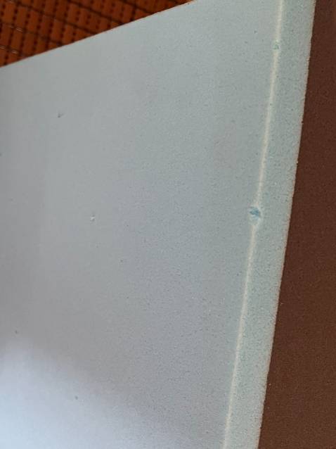 Chất liệu xốp mút bình thường, không phải loại xịn. Giá quá cao so với chất lượng!