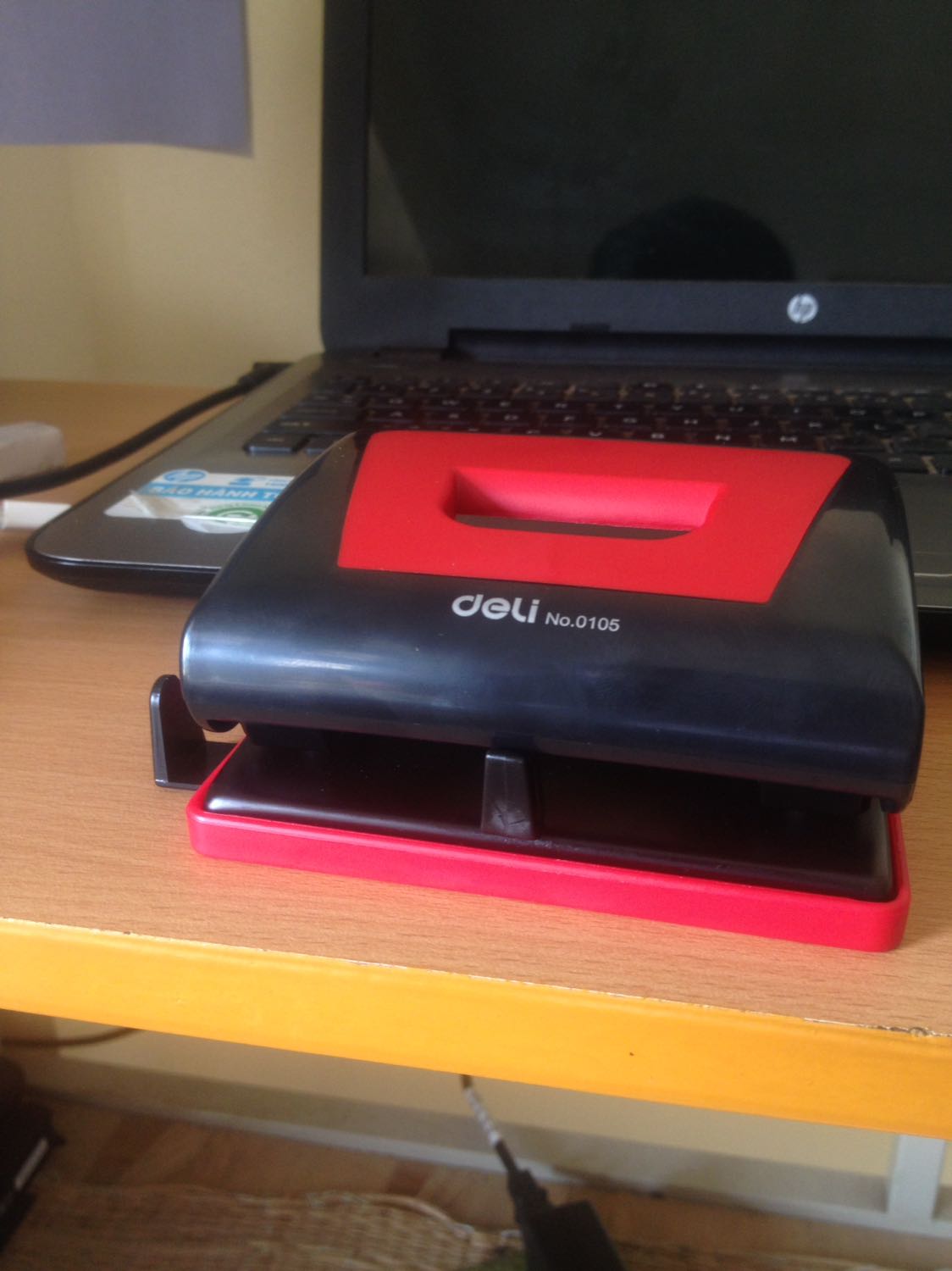 Mình cực thích sản phẩm bấm lỗ này. Bấm rất tiện và lỗ bấm sắc nét. Trên sản phẩm có thước, giúp cố định tờ giấy để giúp lỗ ở chính giữa. Thang E dùng cho chiều rộng tờ giấy và thang S dùng ho chiều dài. Sản phẩm của Deli lúc đầu sẽ loay hoay, nhưng khi dùng được rồi thì rất sướng, vì giá cả phải chăng mà cực kì bền, đẹp, tốt. 
Trước khi dùng phải bỏ chốt ra thì mới bấm được.