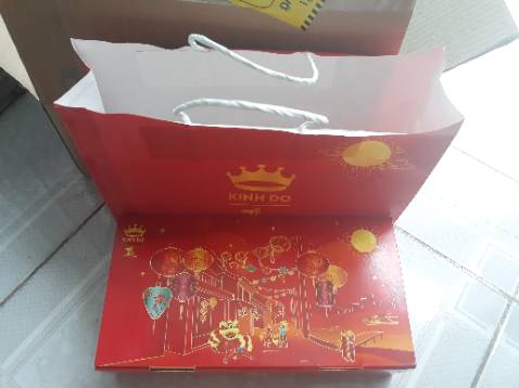 Tiki xử lý và giao hàng nhanh.. Shipper nhiệt tình.. Khâu đóng gói cũng đẹp và chắc chắn, có lót giấy chống sốc.. Bánh nhận đc đầy đủ cả túi giấy đi kèm, date có hơi ngắn 1 xíu qua Trug Thu cỡ 1 tuần.. Mua làm quà biếu nên mình chưa dùng thử nhưg là sp chính hãng của kinh đô nên cũng khá an tâm về chất lượng, mong là bánh sẽ ngon như hươg vị bánh trc giờ của Kinh đô.. Hộp giấy và túi giấy có hơi mỏng mảnh nếu dày dặn hơn xíu có lẽ nhìn sẽ sang trọng, bắt mắt hơn.. Vì định mua làm quà biếu nên mình có cái nhìn hơi kỹ tính hơn xíu mong Kinh đô sẽ cải thiện thêm .. Nhìn chung tổng thể mình khá hài.. Cảm ơn Tiki