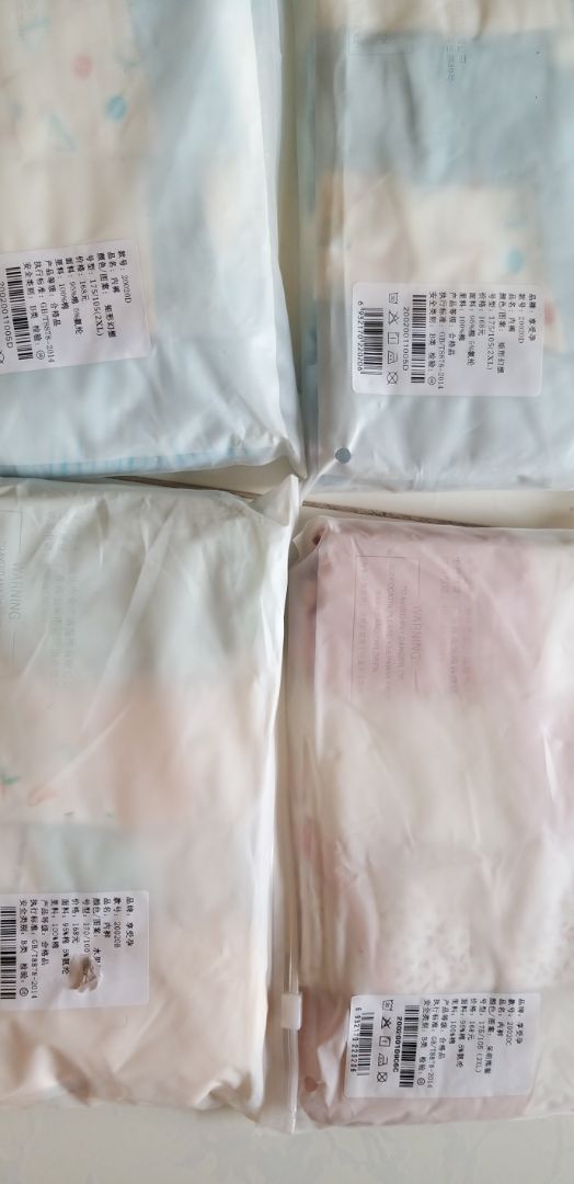 có nhầm ko vậy? cố tình đặt 4 set 4 màu. mà giờ giao trùng màu 2 set? (ko giao xám, chỉ giao xanh). đã vậy giao ko đúng size. đặt 4 set 2XL, giao 3 set 2XL, set còn lại dán đè 2XL lên (xé ra là XL, size số là 170/100 chứ ko phải 175/105). Shop buôn bán vầy là hữu tình hay vô ý? Lần 1 mua ok, nên quay, ai dè lần 2 mua là quay xe luôn 😔😔😔