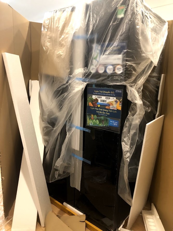 Mình không nhận xét về chất lượng sản phẩm vì đây là hàng có thương hiệu, nhưng bạn nào muốn mua sản phẩm này trên Tiki thì nên thật sự cân nhắc:
- Giá: đúng là rẻ hơn thị trường ~500k --> đây cũng là lý do mình chọn mua
- Tuy nhiên, nếu bạn tính cả công theo dõi đơn hàng, thời gian chờ nhận hàng, ngày phép nghỉ làm để nhận hàng, cảm xúc tiêu cực và bất lực khi nói chuyện với tổng đài Tiki, cảm giác bất an khi đã lỡ thanh toán tiền, cảm giác tệ hại khi nói chuyện với nhân viên giao hàng của Tiki, thì mình nghĩ 500K không đáng. Chi tiết:
  -- Đơn hàng đặt ngày 25/9 mà tới ngày 5/10 mới giao đến, trong 2 tuần đó là rất nhiều cuộc gọi tới Tiki đều nhận được phản hồi "sẽ báo lại với bộ phận liên quan". 2 tuần nhà mình không có tủ lạnh dùng. Vào ngày Tiki báo dự kiến giao hàng, mình đã phải nghỉ làm ở nhà chờ nhận hàng nhưng cuối cùng lại ko giao
  -- Nhà mình ở chung cư mà nhân viên giao hàng báo chỉ giao đến cửa, mình phải tự bưng lên. Mình không chịu, sau 1 hồi đôi co thì mình phải nhờ thêm 1 bạn nữa đến phụ bưng hàng lên cùng với nv Tiki. Có thể do hàng cồng kềnh 99kg, nhưng Tiki đã charge phụ phí hàng cồng kềnh rồi (>200k), không thể cho 1 bạn đi giao rồi nói không mang lên nhà được
  -- Lúc nhận hàng mình bận việc nên không mở ra kiểm tra, tới lúc mở ra thì tủ lạnh bể hết mặt gương, gọi điện cho Tiki thì lại một liên lúc chờ, tới hôm qua 9/10 (sau 4 ngày) mới cho người đến thu hồi tủ lạnh, hỏi khi nào hoàn tiền thì lại chờ sang tuần, không biết khi nào xong. Bạn tổng đài nói chuyện kiểu: "tiền đã trả rồi, khi nào bên em làm xong thì xong chứ chị đừng ý kiến. Em không có biết ngày nào mà báo chị đâu, ahihi, ai kêu chị ham rẻ mua của em làm gì"
  -- Ah còn chuyện về lắp đặt nữa, mình chưa tới được bước đó, nhưng bạn giao hàng ko có lắp đặt luôn, nên hoặc bạn phải tự làm, hoặc là (lại) chờ (mòn mỏi) kèm hối thúc (trong bực dọc) để có thể sử dụng được

Lời khuyên cho các bạn nếu vẫn muốn mua hàng điện máy của Tiki (chứ mình thì chắc ko bao giờ dám nữa): TUYỆT ĐỐI KHÔNG THANH TOÁN TRƯỚC, chuẩn bị sẵn 1 -2 ngày phép để ở nhà chờ nhận hàng, CHẮC CHẮN PHẢI KIỂM TRA NGAY KHI NHẬN HÀNG. Bây giờ, nghĩ đến Tiki, top of mind của mình là tiki = tệ kém