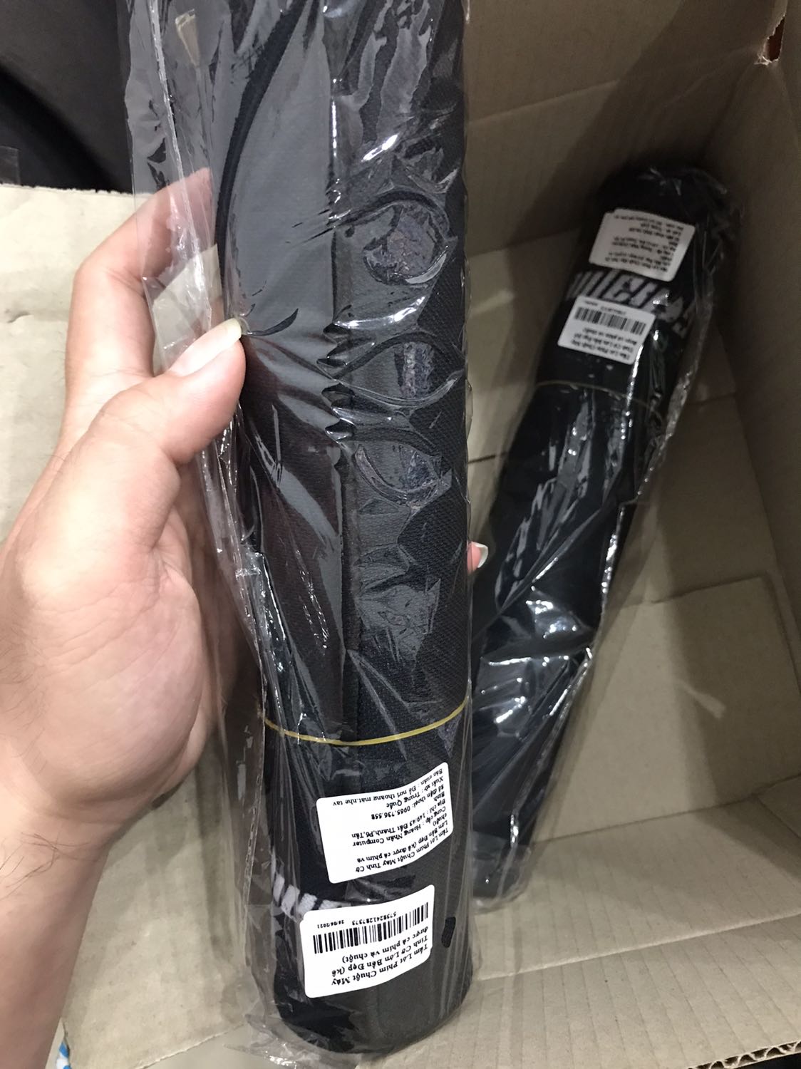 Giao hàng nhanh gọn lẹ, đặt hôm trước hôm sau có liền. Pad thơm mùi da, lăn chuột khá mượt