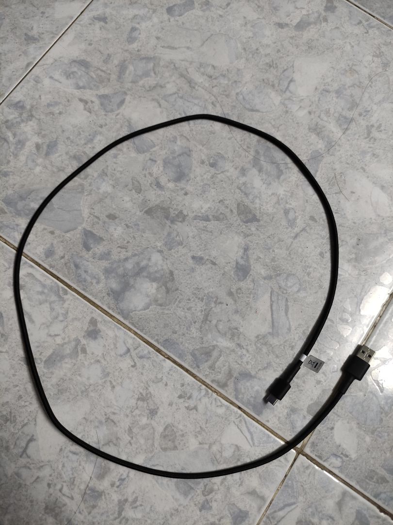 Cáp sạc bọc bằng dây dù rất chắc chắn, nhận đủ sạc 18w, lưu ý là cáp này không dùng với củ sạc 33w hay cao hơn được nhé vì chỉ có 4 chân, loại 5 chân mớ nhận sạc 33w đổ lên.