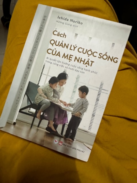 Giao hàng nhanh, sách hơi cũ nên buồn 1 chút nha
Nhưng nội dung sách thì cực đáng tham khảo
Không nhất thiết phải làm mẹ thì mới cần tìm hiểu
Điểm hay khi tác giả lấy ví dụ thực tế về cuộc sống bận rộn của những người phụ nữ  bận rộn nhưng họ biết nói Không với những việc không cần thiết và gọi sự giúp đỡ, chia sẻ khi cần. Đó là cách cân bằng cuộc sống 
Highly recommend