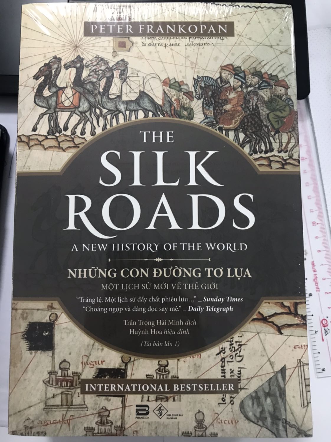 Cực kì hài lòng. Tiki bán. Fahasa đóng gói. Phải nói là rất cẩn thận. Sách nhận về trong tình trạng hoàn hảo. Vì đẹp quá nên mình chưa nỡ bóc ra xem. Mà mình ko hề đăng kí book care. 
Sách hay và đắt tiền nên được chăm sóc kĩ như vậy làm mình thấy khá hài lòng. Cảm ơn Fahasa. Cảm ơn Tiki.