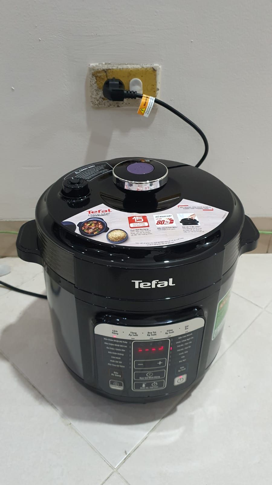 Nồi đẹp, chắc chắn, dùng rất thích. Mình được tặng kèm máy vắt nước cam rất ổn. Tiki giao hàng nhanh nhiệt tình.
Nhưng mình không tìm thấy phiếu bảo hành hay tem dán gì trên sản phẩm để đăng ký bảo hành, nhờ shop thông tin giải đáp giúp