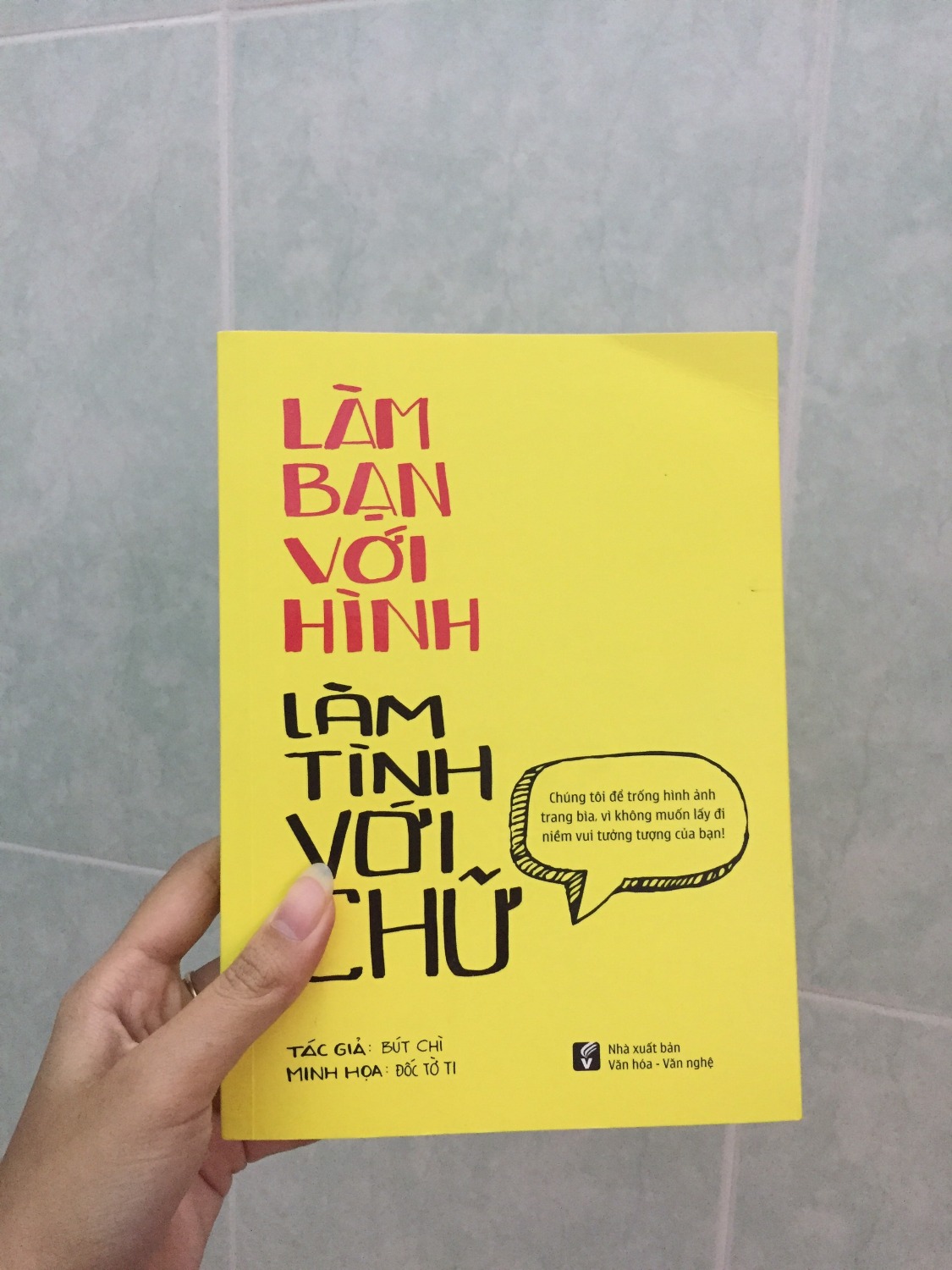 Mình được anh chị trong ngành sáng tạo giới thiệu cho cuốn này.
Nhưng lúc đọc hơi thất vọng, mình cứ có cảm giác tác giả thêm thắt câu từ hơi gượng, kiểu thừa thãi ý.
Tuy nhiên một số nội dung cũng khá hữu ích cho các bạn mới làm quen với quảng cáo như mình.