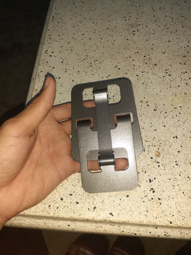 Chất liệu chắc chắn,các khớp ko bị lỏng lẻo. Thiết kế đẹp