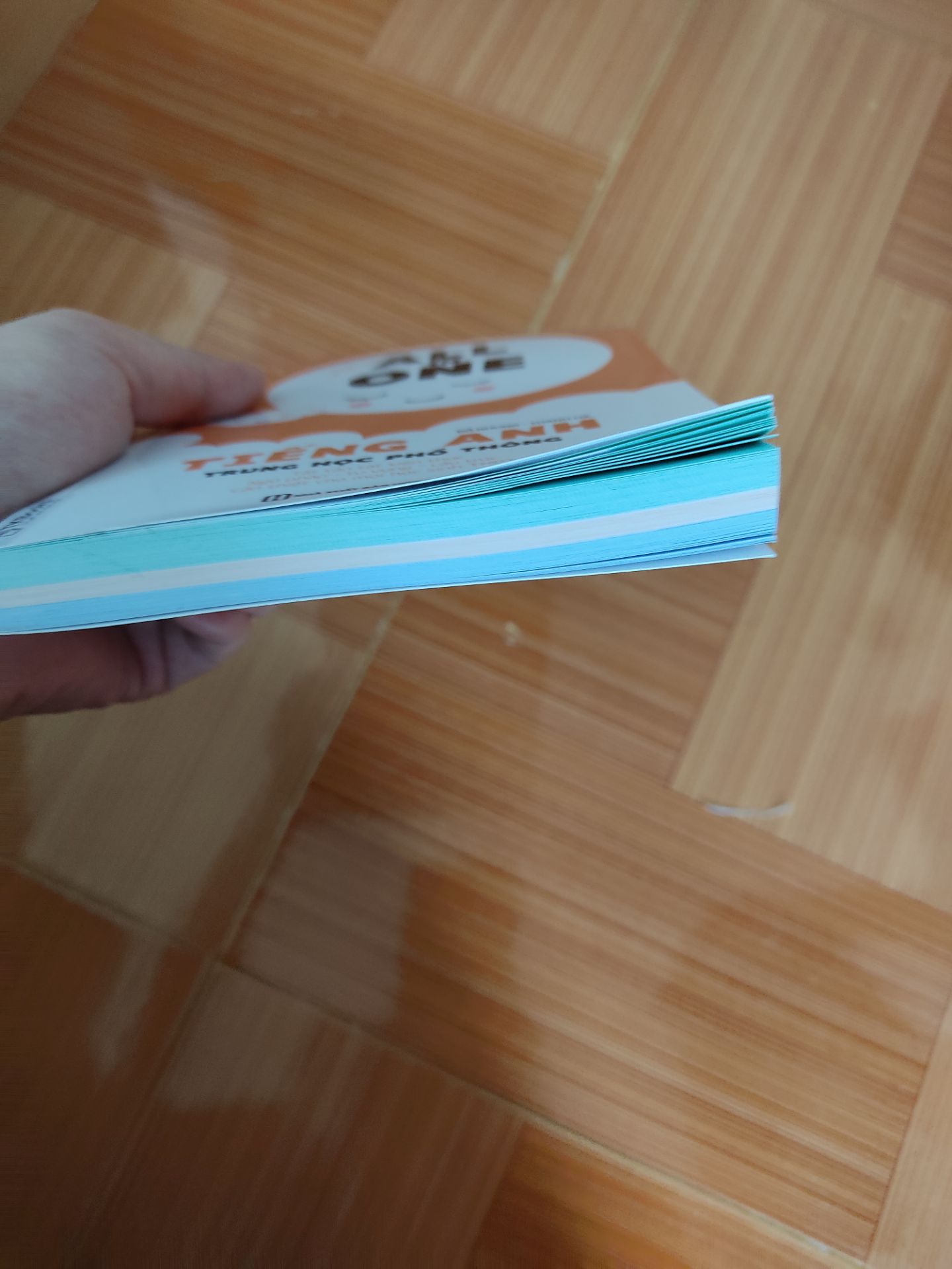 sách bị cong, hộp bị móp, đóng gói ẩu, nhìn khá cũ