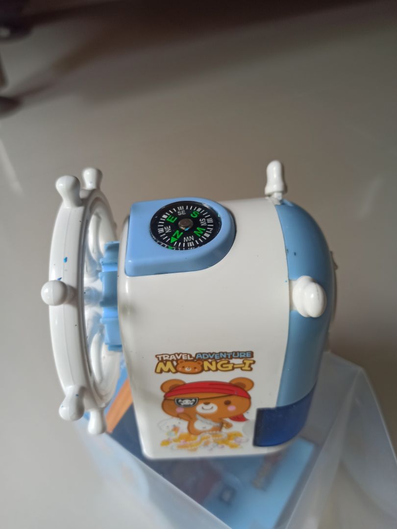 có dụng cụ tháo dao để vsinh bên trong, rất dể gọt,  bé 3,4 tuổi có thể tự làm đc