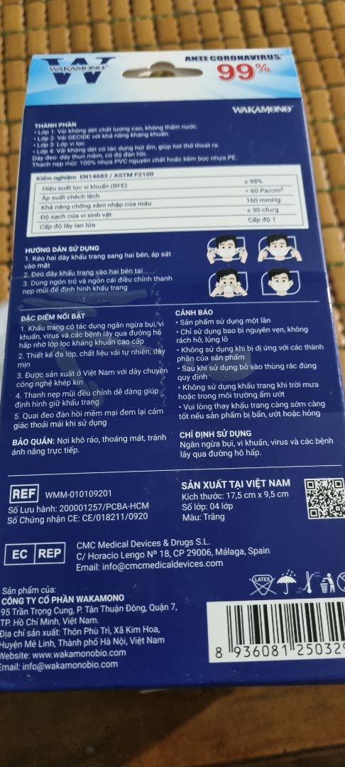 khẩu trang lần này khác với khẩu trang mấy lần trước. Khui ra thì khẩu trang mỏng hơn và màu sắc ngoài vỏ hộp cũng khác, đóng hàng không có keo chữ Tiki bên ngoài.