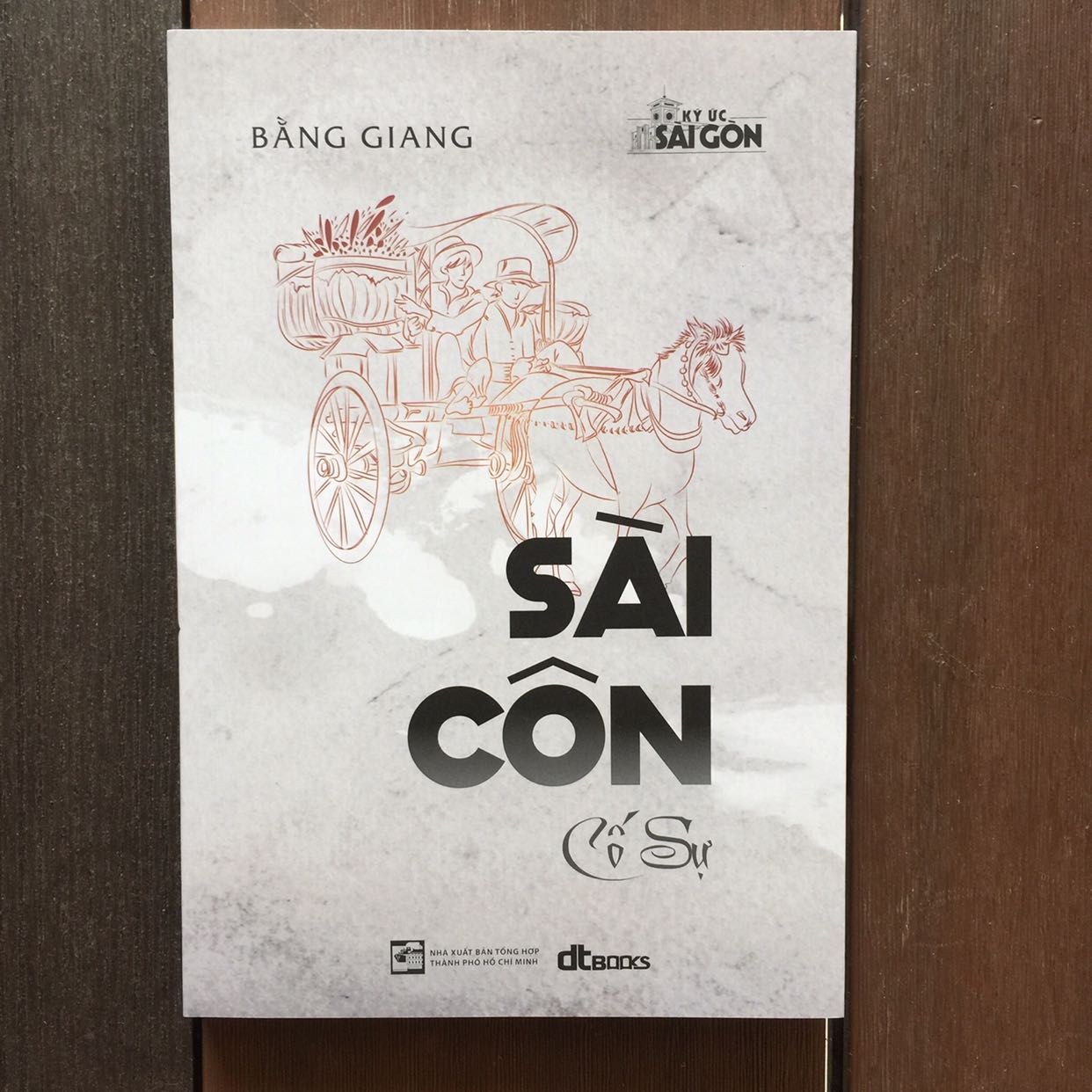 Một cuốn sách hoài niệm về Sài Gòn hoa lệ.
Sách in đẹp và còn tốt.
Nhà bán bọc gói sách rất cẩn thận!