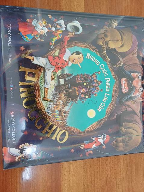 Sách được đóng gói tốt, nhân viên giao hành nhiệt tình cẩn thận. Nội dunh sách là câu chuyện về chú bé người gỗ Pinochio và những bài học quý của mình qua những chuyến rong chơi. Nội dung hay, có tính giáo dục cao, hình vẽ đẹp, lôi cuốn.