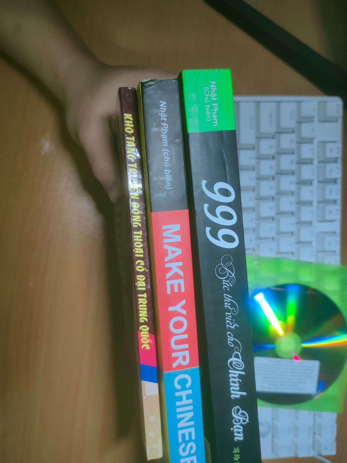 giao hàng nhanh, đóng gói có vẻ chắc chắn nhưng ko hiểu sao góc sách và gáy sách vẫn bị móp méo làm ko ưng lắm nhưng ko sao, bên trong sách rất ok là đc rồi