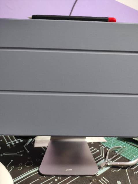 Thiết kế đơn giản, tiện lợi, nam châm dính chắc, các đường bo, đường cắt mượt mà, màu sắc sang trọng, tệp vs ipad màu xám khói