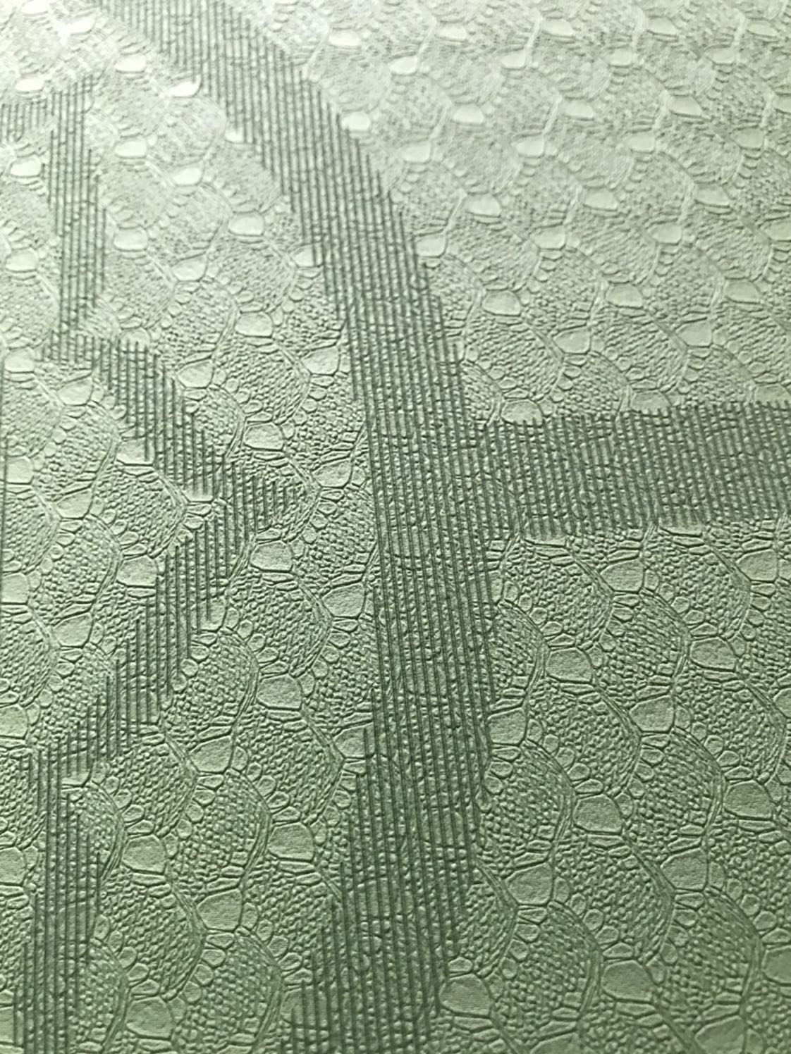 Đánh giá:4.5/5
Giao hàng: đúng ngày
Đóng gói: kỹ_ nhưng làm móp một xíu( có thể bỏ qua_trên hình)
Chất lượng: trông rất tốt(dày và dài)_ nhưng có mùi của chất liệu ( hơi khó chịu), bám nền tốt.