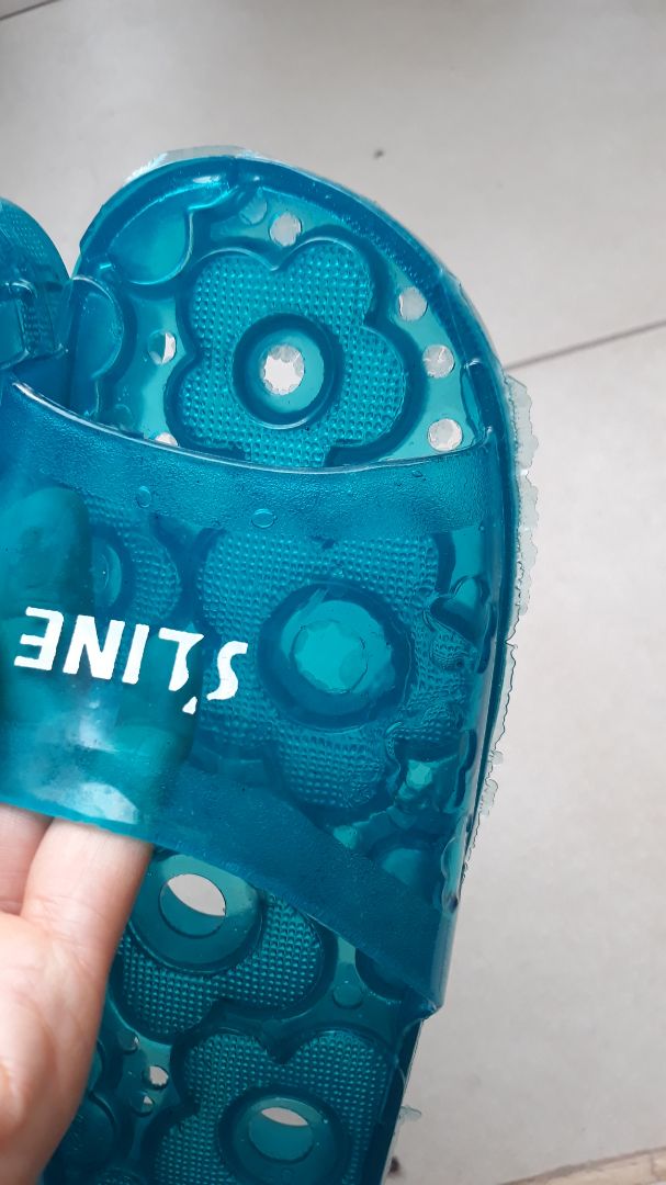 Sản phẩm không như hình, nhựa cứng và nham nhở. Mình đã từng mua sản phẩm như hình tại Tiki và rất hài lòng nên mới mua nhưng sản phẩm lần này không tốt. Mong Tiki phản hồi thông tin.