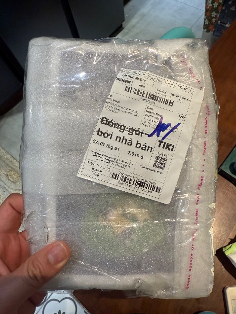 Cho tự đóng gói k ra thể thống gì. Bán sách là bán tri thức. Làm ăn như vậy có nên k