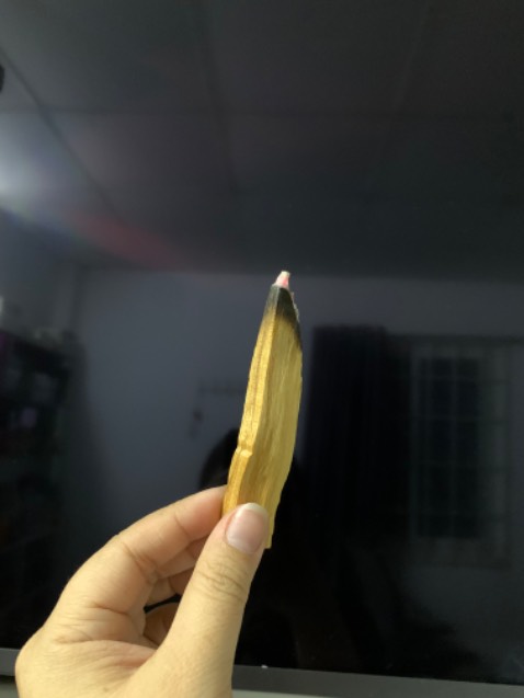 Sản phẩm kém chất lượng. Lúc đốt thì rất dễ cháy và cháy rất to. Đến lúc tắt thì lại không có khói? K Khói sao mà xông?  Đốt nửa cây rồi vẫn chưa xông hết dc cái phòng 20m2
Mình xài rất nhiều gỗ palo ở các shop khác. Chưa gặp trường hợp này dễ bén lửa lại k lên mùi như này. Thường 1 cây mua chỗ khác xài dc 2-4 lần. Ở đây 1 lần đốt hết cả cây luôn quá