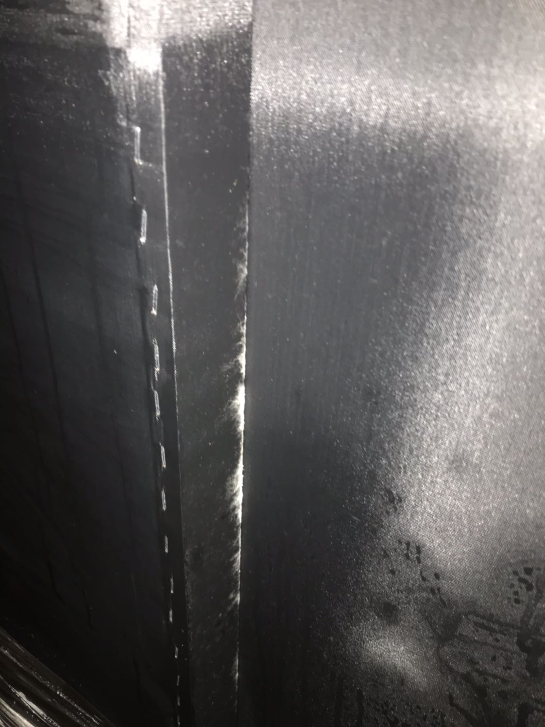 Giao hàng chậm. Không biết do quá trình vận chuyển hay gì mà về ướt hết. Một số chỗ đã bị mốc.
Về tổng thể thì khá đẹp. Phù hợp với giá tiền