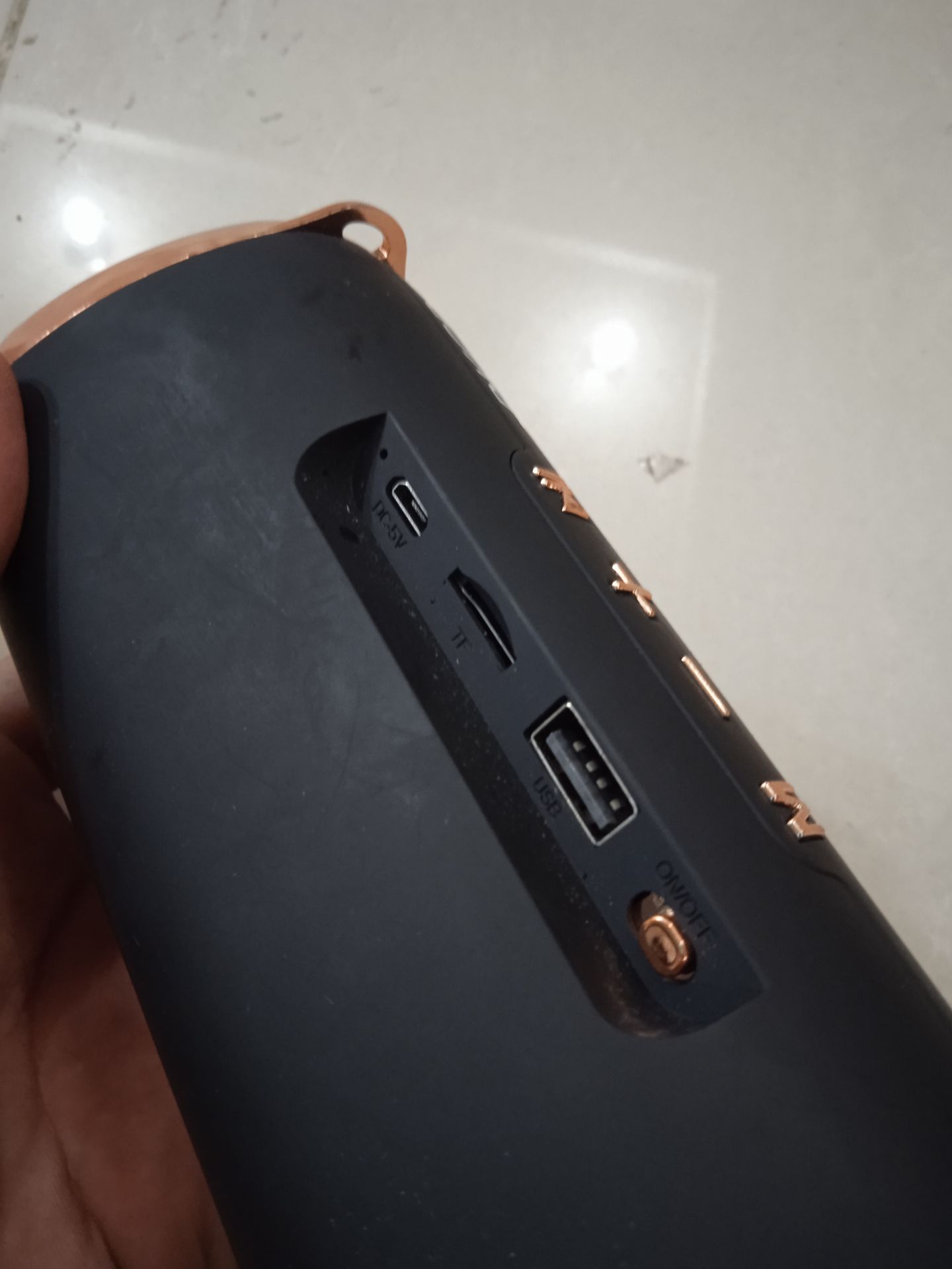 loa đẹp ít nút dễ xài bắt Bluetooth cũng xa với giá tiền thì loa quá rẻ