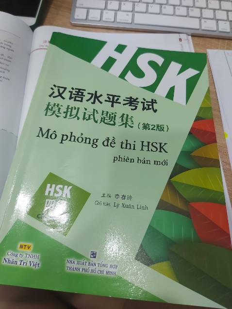 Đã làm thử 2 đề. Đề khá khó hơn so với các đề free trên mạng. In trên giấy dày. Ổn áp. Nên mua để luyện thi nhé