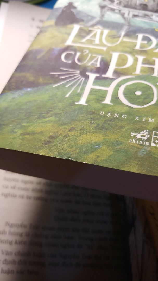 Tiki giao hàng rất nhanh, nội dung sách khỏi phải bàn, chất lượng giấy và in ấn cũng rất tốt 
Tuy nhiên mình hơi thất vọng vì hàng KHÔNG HỀ ĐƯỢC BỌC gì cả, một màng nhỏ cũng không, để trơ trong hộp carton và sách bị trầy gáy rất khó chịu