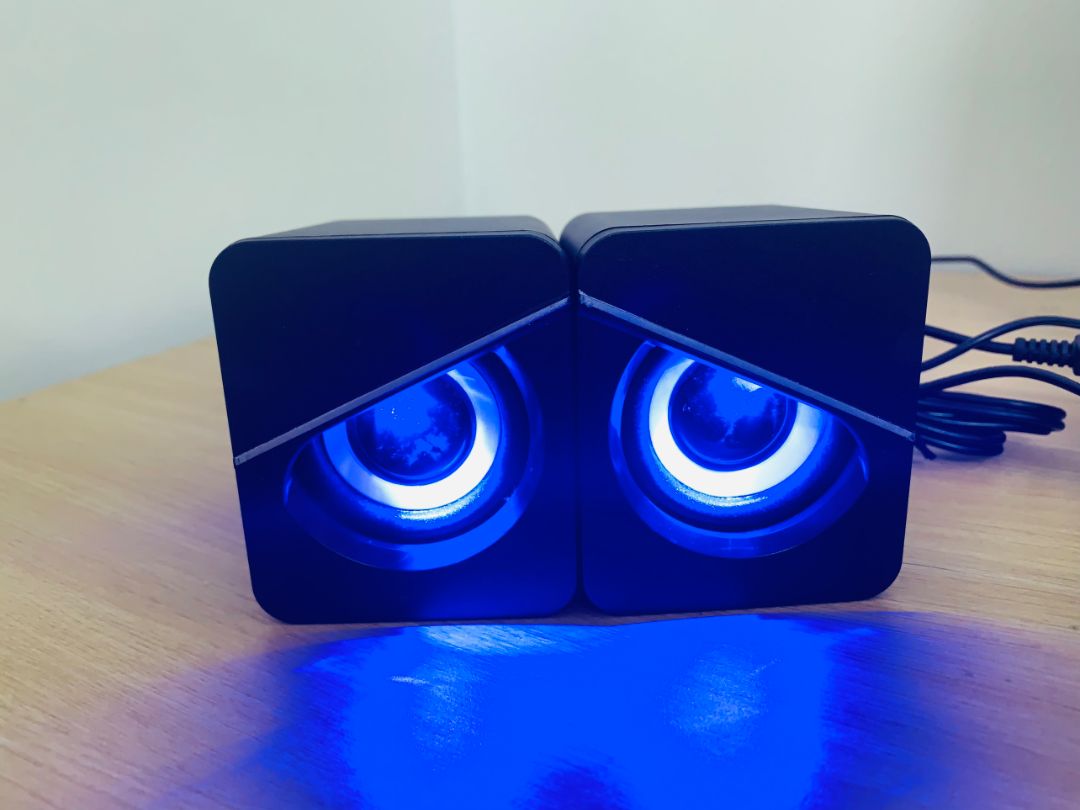 Nhỏ nhưng có võ là đây. Phù hợp cho học online và nghe nhạc phòng bé tầm 15m2 đổ lại. Chất lượng âm thanh ok, nghe to. Sản phẩm tốt trong tầm giá, thanks shop