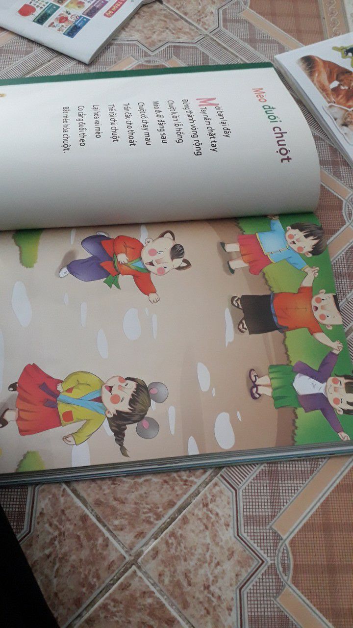 Sách rất đẹp. Hình vẽ sinh động, màu sắc hấp dẫn. Có rất nhiều bài thơ, đồng dao, ca dao, truyện cho trẻ. Khi đi đâu xa, mình chỉ cần mang 1 cuốn này là đủ cho con đọc. Rất hữu ích.