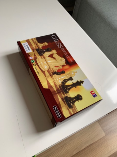 Sản phẩm nhỏ gọn, dễ mang đi chơi.
Sản phẩm chưa quá tinh tế, lực hút nam châm không quá mạnh