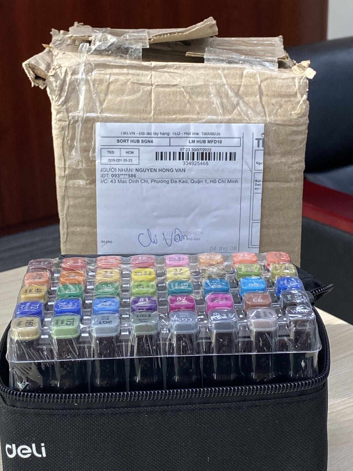 Tôi đặt bộ bút màu 60 màu. Tôi nhận đc bộ bút màu 40 màu + 1 số tiền (tôi đoán là tiền chênh lệch giữa 2 sản phẩm). Tôi không được thông báo về sự thay đổi này và hỏi ý kiến tôi có chấp nhận sự thay đổi hay không. Ngoài ra bao bì bị móp méo nhìn thiếu chuyên nghiệp, cẩn thận, không có logo của Tiki. Thời gian giao hàng chậm hơn xác nhận ban đầu của Tiki.
Đề nghị Tiki xem xét vấn đề để giao hàng theo đúng đơn hàng đã đặt.