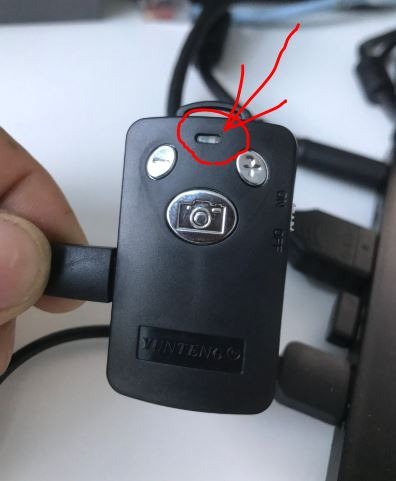 Nhận hàng, thử kết nối với ĐT thì Remote không có điện. Cắm thử sạc, bật ON - OFF đủ kiểu vẫn không thấy đèn chớp mà chỉ tắt ngúm. Vui lòng hướng dẫn hoặc đổi lại cho sản phẩm hoạt động tốt. 
Về phần cây gậy thì tương đối cứng cáp đối với gậy tầm giá, các chi tiết làm bằng nhựa đen không sắc sảo nhưng tạm được vì hàng rẻ.
Cảm ơn!